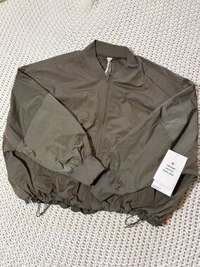 lululemon lightweight hem-cinch bomber jacket in nomad size small